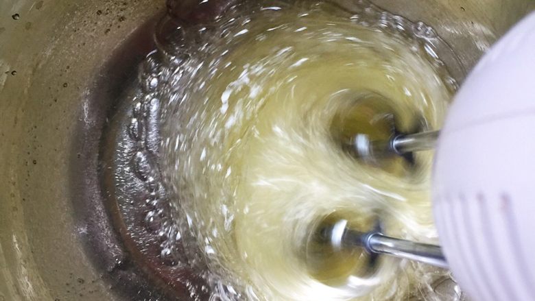 基础戚风 —— 乐葵模,用打蛋器搅打的同时,分三次加入细砂糖