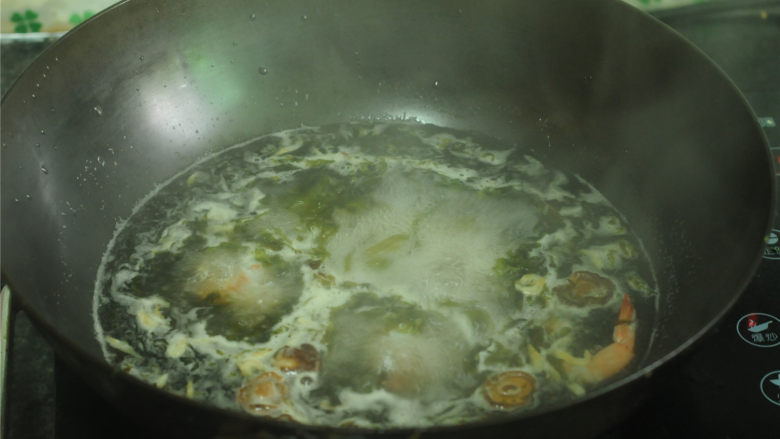 海鲜面,至虾肉变色后马上关火,即称为海鲜汤汁