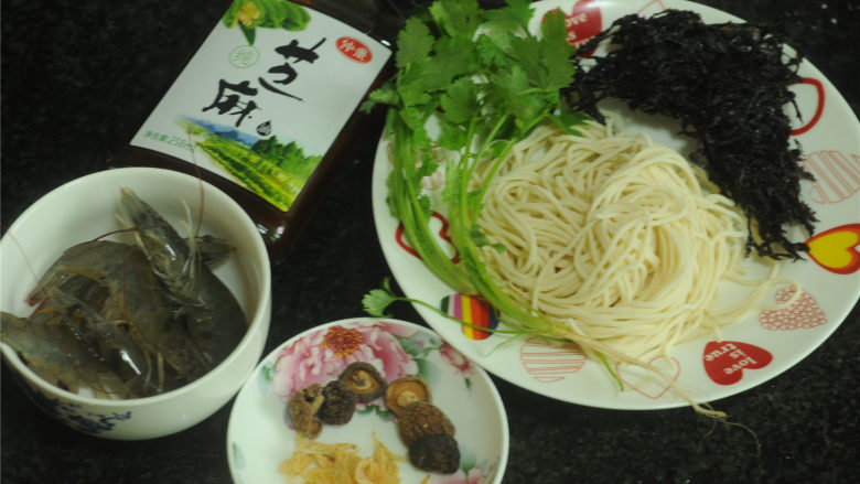 海鲜面,食材准备好,葱切花,<a style='color:red;display:inline-block;' href='/shicai/ 1694'>海米</a>洗净,用温水泡发