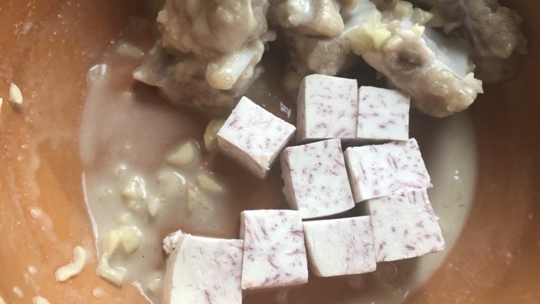 广式早茶特点,蒜香排骨,放入腌好的排骨里。
