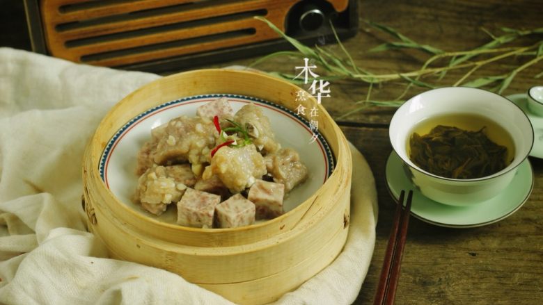 广式早茶特点,蒜香排骨,出锅后,可放点葱花红椒丝装饰。