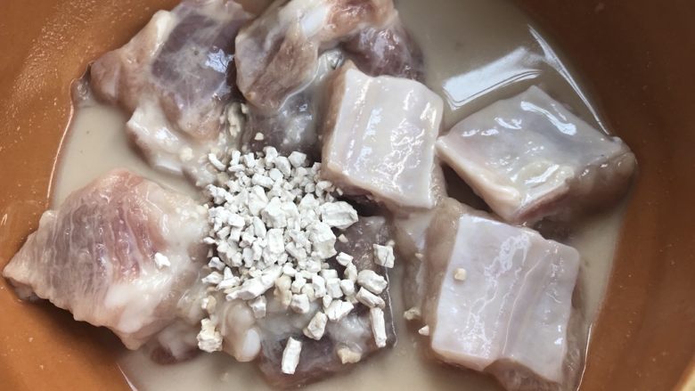 广式早茶特点,蒜香排骨,抓均匀后再放入半勺生粉。抓均匀。