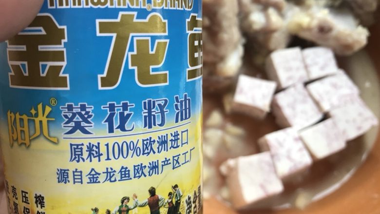 广式早茶特点,蒜香排骨,加点点油,拌均匀。