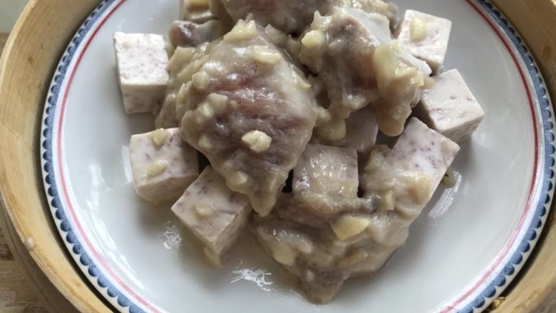 广式早茶特点,蒜香排骨,倒入蒸碟里。