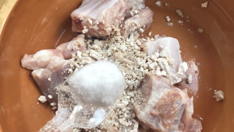 广式早茶特点,蒜香排骨,盐。