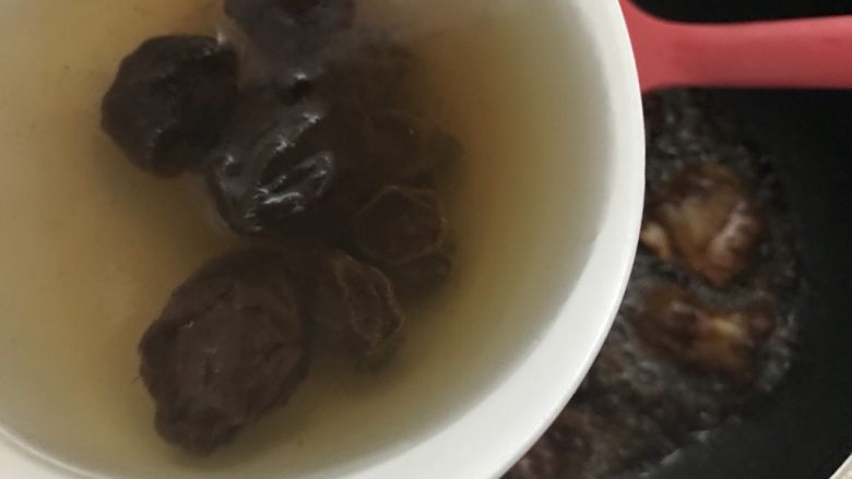 酸甜回甘的话梅排骨,开中火,把话梅和话梅水倒入焖。盖上盖子。