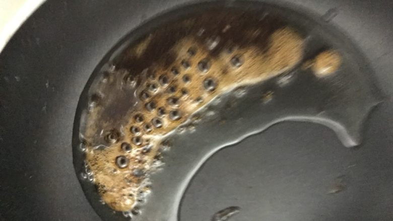 酸甜回甘的话梅排骨,熬到起大泡时,关火。