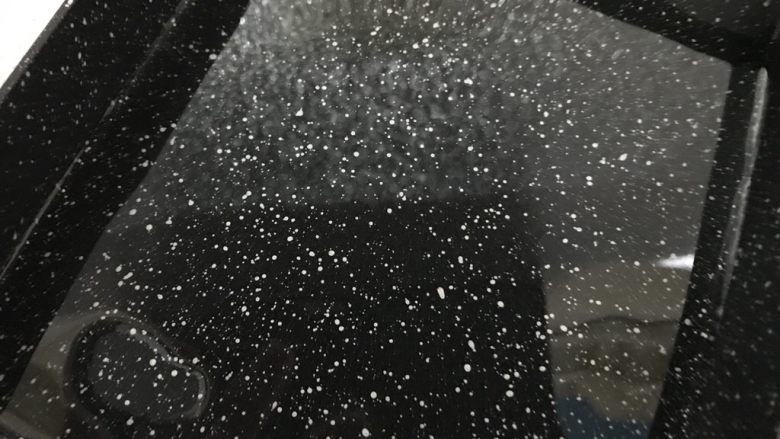 酸甜回甘的话梅排骨,小火,平底锅,倒入油。