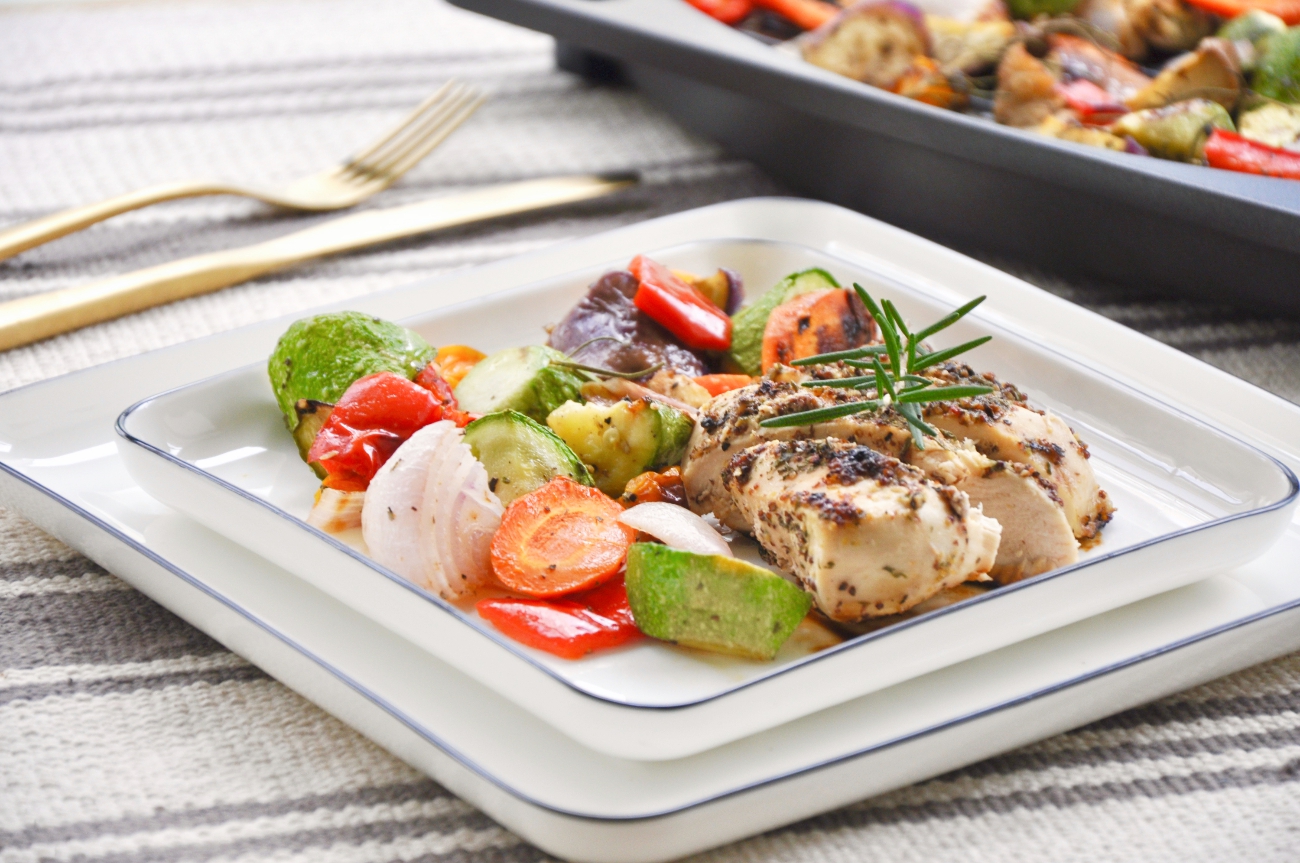 香草烤鸡胸和蔬菜