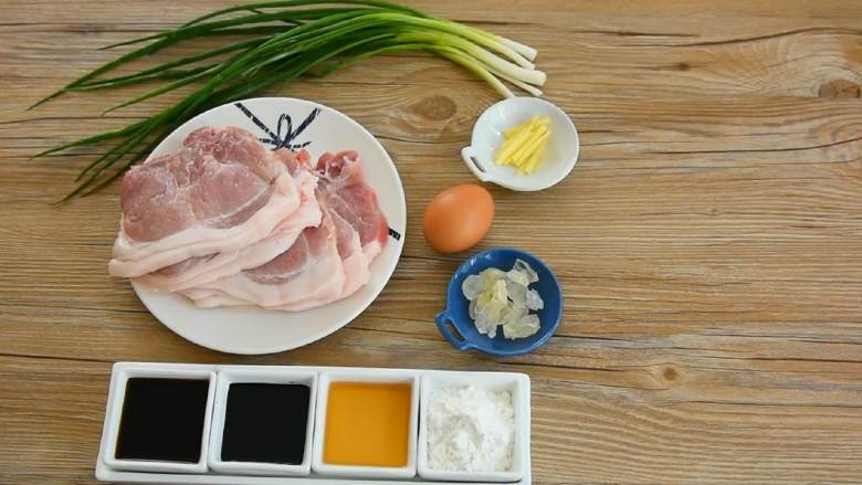 葱烤大排—本帮经典,一块根本不过瘾,【主料】大排 5块|香葱 1把
【辅料】:鸡蛋 1个|冰糖 适量|姜丝 少许|淀粉 3勺|生抽 3勺|老抽1.5勺|料酒 1勺|盐糖 少许