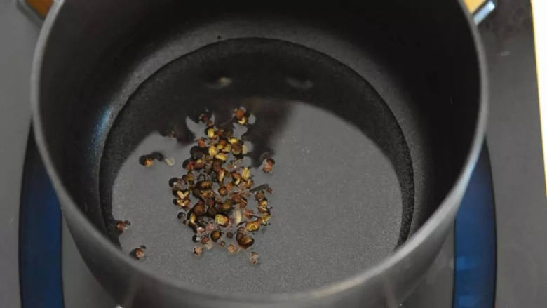 凉拌木耳—一年四季都能吃的清脆爽口的健康美味,锅内倒油加热,放花椒爆香后过滤。