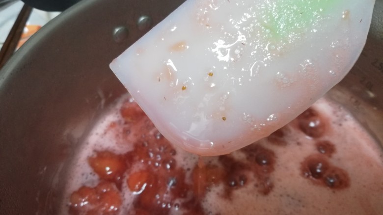草莓酱,煮开后小火,用刮刀不断搅拌至粘稠,如果用刮刀挑起草莓酱全部流下来,还要继续煮