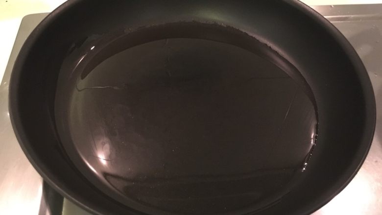 带汁煎肉,平底锅加油烧热,比平时炒菜多一点油