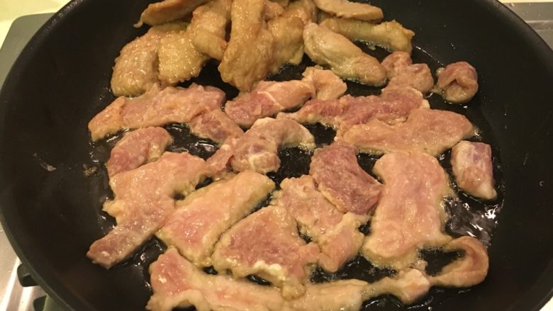 带汁煎肉,煎好的赶到锅边,继续煎完所有的猪肉