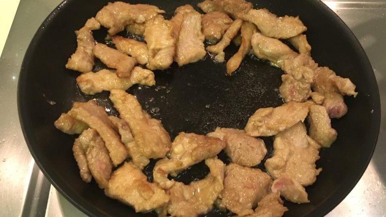带汁煎肉,将肉平铺锅面,中间留出位置