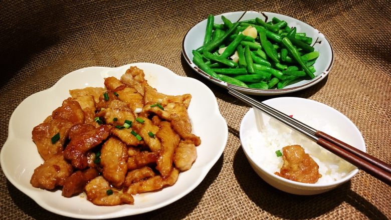 带汁煎肉,白饭！开动！