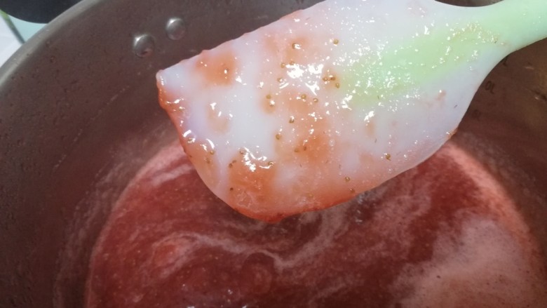 草莓酱,直到草莓酱用刮刀挑起非常缓慢的流下,就可以了