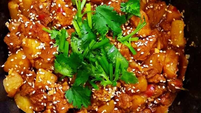 红烧肉炖土豆,放少许<a style='color:red;display:inline-block;' href='/shicai/ 131'>香菜</a>段点缀一下,漂亮