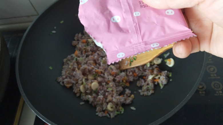 橘香杂粮肉松炒饭,关火,放入<a style='color:red;display:inline-block;' href='/shicai/ 432'>肉松</a>翻拌均匀