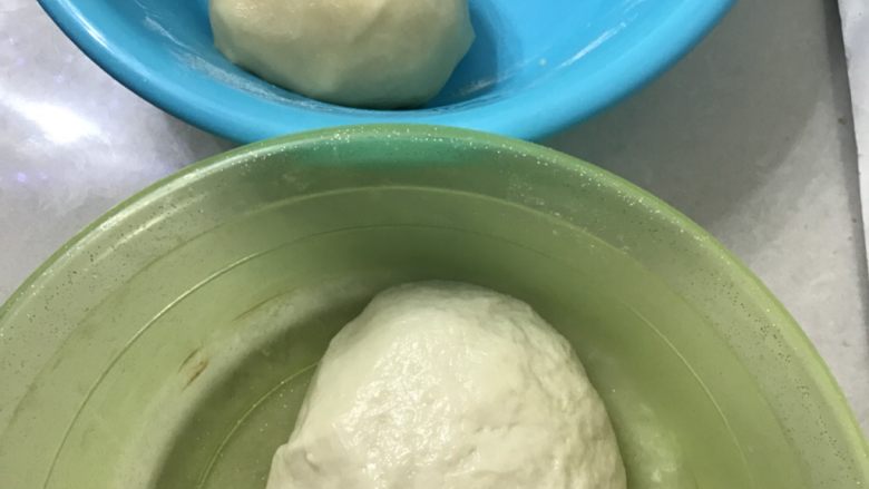 芝麻小脆饼,先用筷子搅拌,再用手揉成光滑面团。