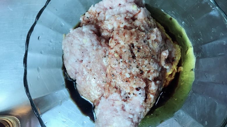 荠菜鲜肉北方🥟饺子,加入全部调料,用筷子朝一个方向搅拌均匀。