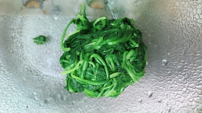 荠菜鲜肉北方🥟饺子,荠菜过冷水,用手攥干。