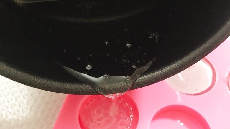 社会我佩奇棒棒糖🍭,我赶时间所以还有气泡的时候我就开始倒入模具了.后期我用了打火机处理了这些气泡