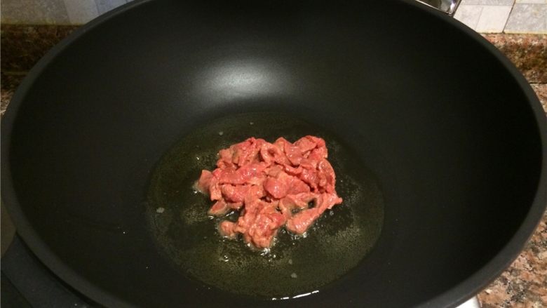 三色牛肉丝,放入牛肉丝翻炒10秒。
