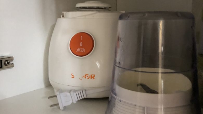 
记忆里的小馄炖,这些原料都要放，一定要用料理机打。水和<a style='color:red;display:inline-block;' href='/shicai/ 512'>玉米淀粉</a>混合均匀在所有原料大的差不多了再加，或者肉打不动了再加。千万不要打过，就容易出水。肉口感就不Q了。