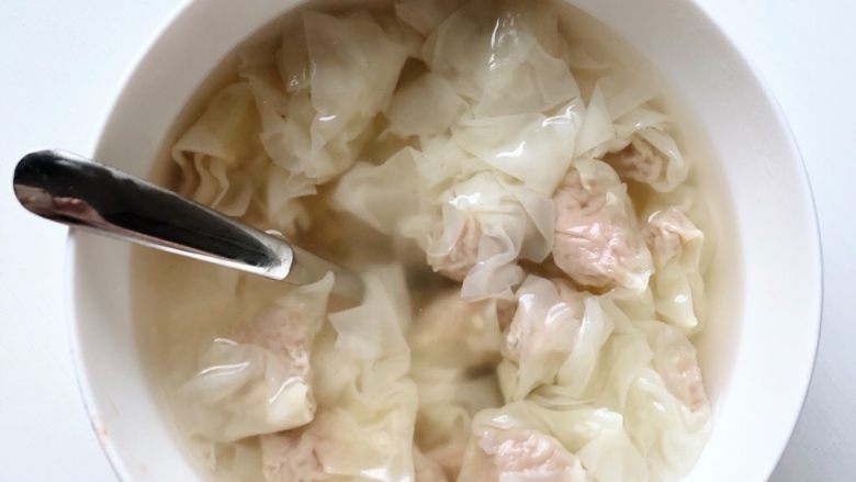 
记忆里的小馄炖,心血来潮写这个菜谱。是真的很好吃。
你要好好吃早饭哦。