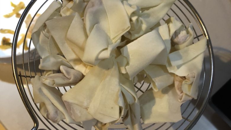 
记忆里的小馄炖,水开后煮到透明就好了。很快的。
就想去店里吃一样，碗里的汤要单独放<a style='color:red;display:inline-block;' href='/shicai/ 717'>味精</a>/盐/紫菜/榨菜等。然后单独用水冲开，不要用煮混沌的水。