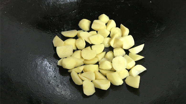 地三鲜,再将土豆块中小火炸至金黄色捞起,沥油。