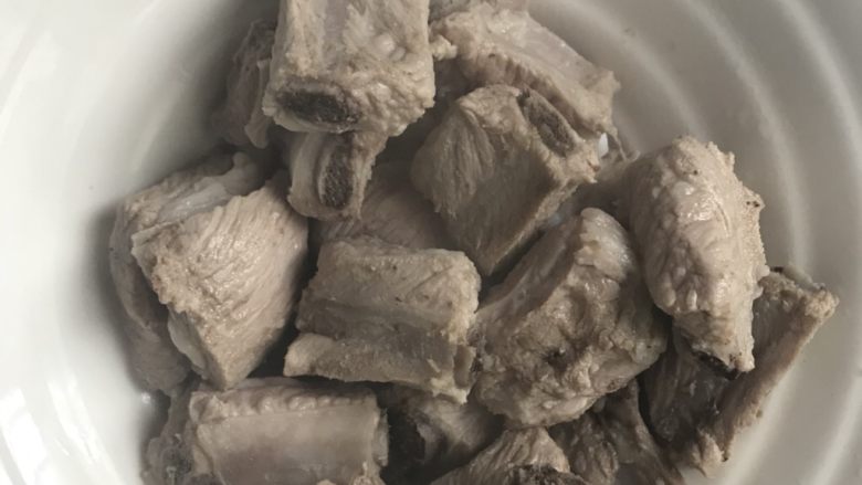 玉米排骨汤,水开后撇去浮沫，温水洗净待用。