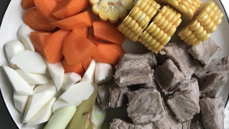 玉米排骨汤,全部食材。