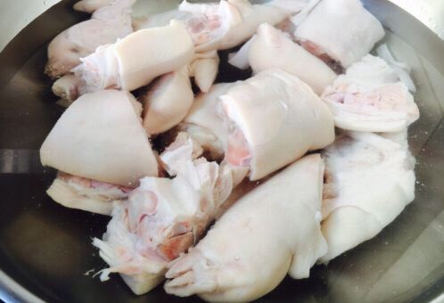 黑豆黄豆猪手煲,猪手焯水,为了是再次去腥。焯水时一定用凉水。 猪手放入锅里,倒入凉水,大火煮开。