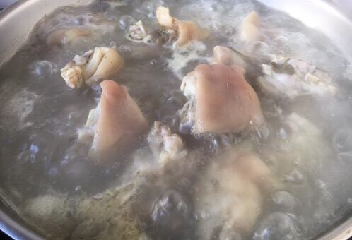 黑豆黄豆猪手煲,撇去浮末,捞出猪手备用。