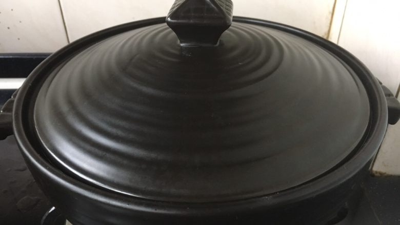 黑豆黄豆猪手煲,大火煮开,盖上锅盖儿,小火焖1个小时。