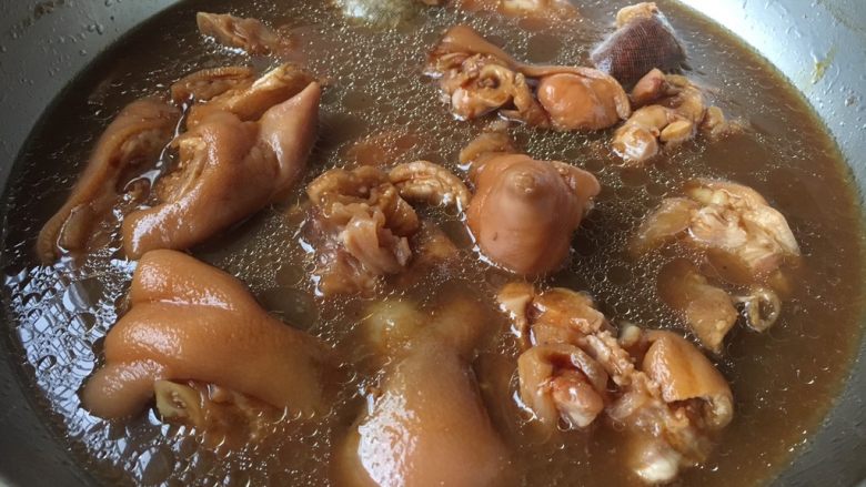 黑豆黄豆猪手煲,最后大火收汁,收至自己喜欢的浓度,然后放少许的盐调味。