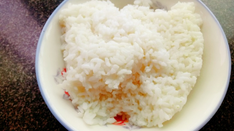 虾仁炒饭,<a style='color:red;display:inline-block;' href='/shicai/ 6501'>剩米饭</a>一碗