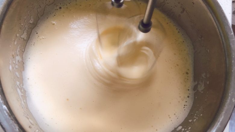 鸡蛋仔配方华夫饼,打蛋器打至发白、体积膨大,但不需要像做海绵蛋糕那样有滴下不会消失的纹路。依次加入淡奶油、水和<a style='color:red;display:inline-block;' href='/shicai/ 140122'>玉米油</a>,每加一样液体都要用打蛋器搅打均匀