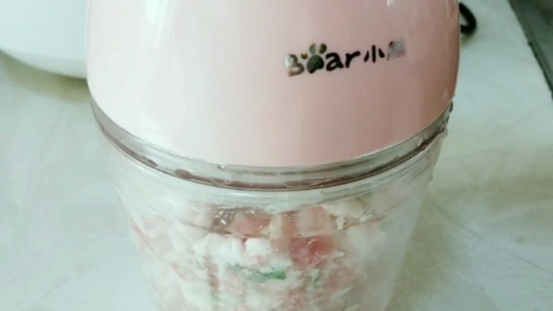 茄子猪肉馅儿煎饺,用料理机把<a style='color:red;display:inline-block;' href='/shicai/ 428'>五花肉</a>搅成肉馅儿!里面放了葱和姜!