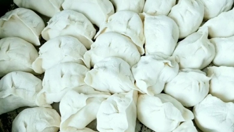 茄子猪肉馅儿煎饺,平底锅放油,先煎一下饺子,煎两分钟,倒水,莫过饺子的三分之二!