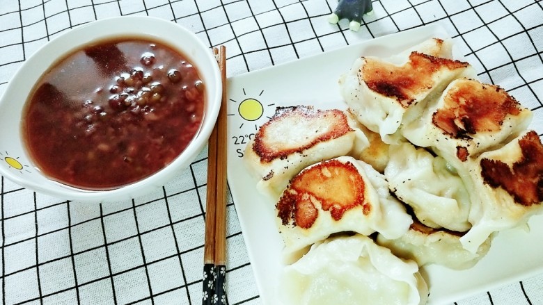 茄子猪肉馅儿煎饺,再配上一碗红豆粥！