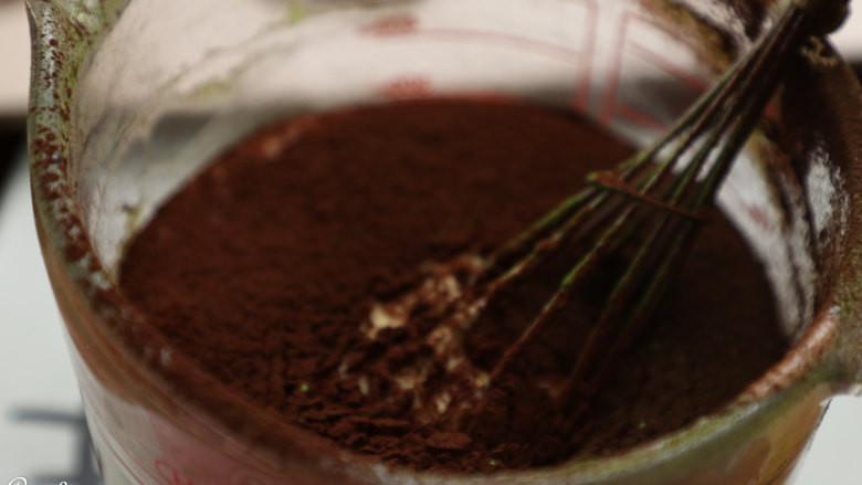 卡通迷彩小蛋糕,再倒出原味四份之一加入抹茶粉,同样翻拌匀。