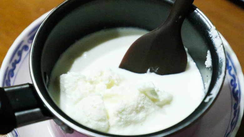 乳酪蛋糕,以上配方适用于2份学厨糖果芝士乳酪模具的用量。
奶油奶酪加牛奶隔开水搅拌融化。