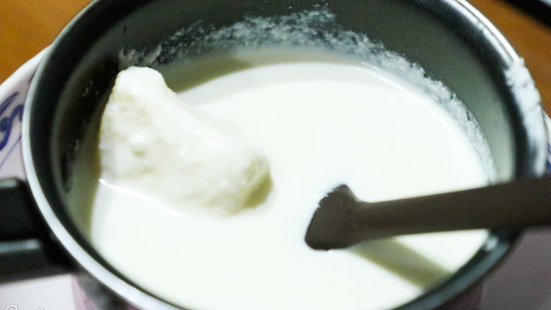 乳酪蛋糕,融化后加入黄油,继续隔热水搅拌融化均匀。