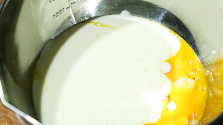乳酪蛋糕,把搅拌好的奶酪糊倒入蛋黄中,搅拌均匀(不用隔热水喔)