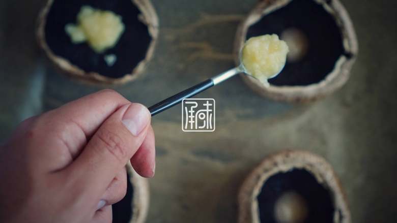 承味里昂黄油法香碎烤牛排菇,好吃的没道理!,将调制好的黄油及蒜末的混合放入到牛排菇中。
并放到烤盘里。并撒上少量的海盐。
