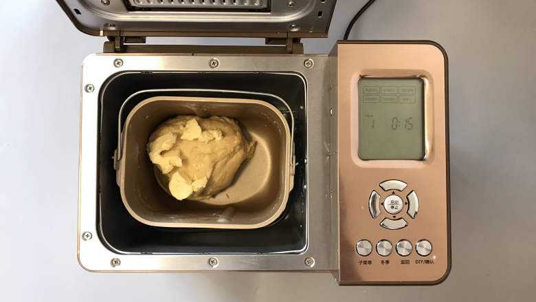 面包机版咕咕霍夫面包,加入最后的1/3黄油,启动和面15分钟。