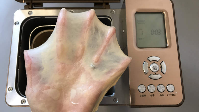 面包机版咕咕霍夫面包,和面还剩3分钟的时候,检查面团。